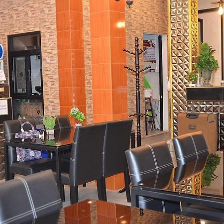 Baanpin Hotel & Cafe Bangkok Exteriör bild